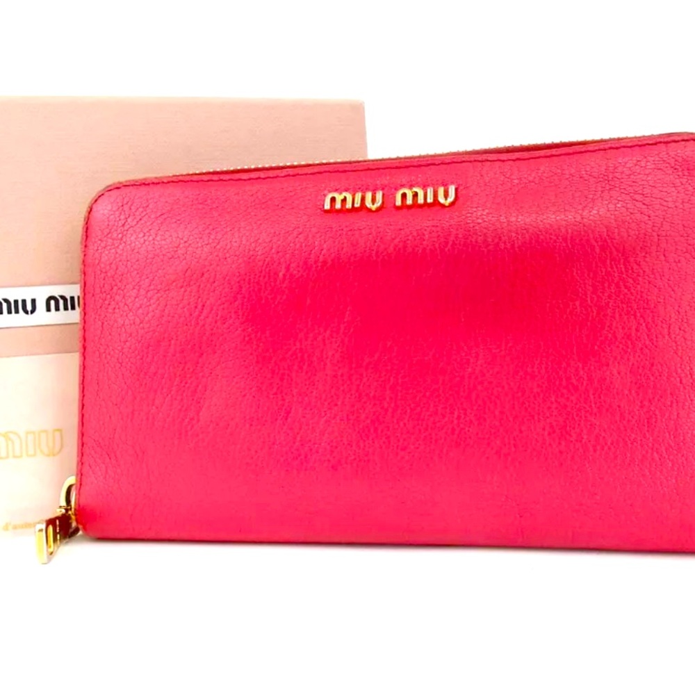 Authentic miu miu 5M0506 Zip around purse leather in excellent condition